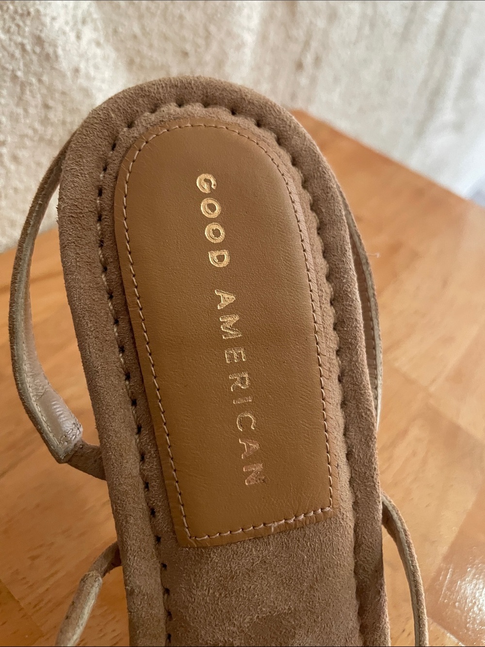NWOT Good American “Standout” Nude Suede Square Toe Heels with Gold Trim Sz 8.5 - Picture 6 of 11